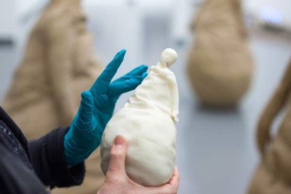 Een slechtziende bezoeker van het Van Abbemuseum voelt aan een kleine replica van een beeld